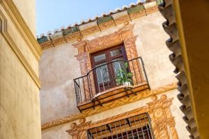 a building with a window and a balcony at Feelathome Merced Apartments in Málaga