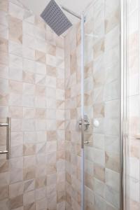 eine Dusche mit Glastür im Bad in der Unterkunft Apartman Christine in Sreser