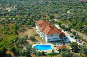 Bazén v ubytování Achillion Hotel nebo v jeho okolí