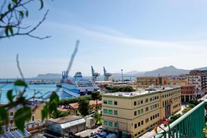 - Vistas a una ciudad con puerto en B&B Questa casa non e'un albergo, en Palermo