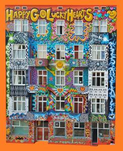 Un bâtiment coloré avec les mots "l'année heureuse" déteste dans l'établissement Happy Go Lucky Hotel + Hostel, à Berlin
