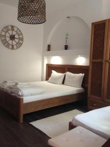 1 dormitorio con 2 camas y reloj en la pared en Guest Rooms Boutique Varna, en Varna
