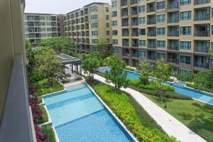 uma vista panorâmica de um edifício de apartamentos com uma piscina em Rain~dear Cha Am Hua Hin em Cha Am