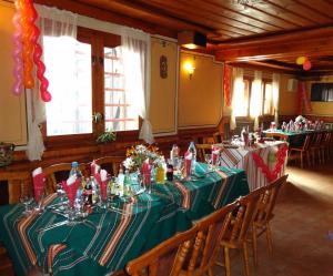 Un comedor con una mesa con un mantel verde. en Chuchura Family Hotel, en Koprivshtitsa