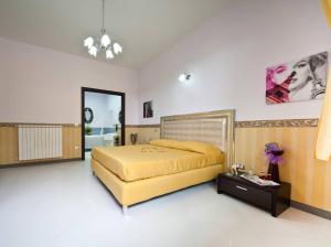 A bed or beds in a room at Hotel Glamour Még 16 kép