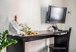 a room with a desk with a television on it at Hotel Santa Chiara in Nocera Inferiore