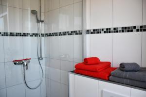 y baño con ducha y 2 toallas rojas. en Eifellounge, en Monschau 60 fotos más