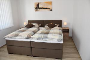 1 dormitorio con 1 cama con sofá y mesa en Eifellounge, en Monschau