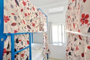 Palanda nebo palandy na pokoji v ubytování Hostel Pupa