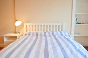Una cama o camas en una habitación de One Bedroom Flat With Box Room In Edinburgh