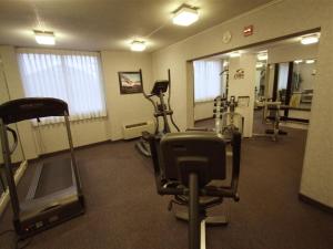 a gym with treadmills and ellipticals in a room at Fireside Inn & Suites Portland in Portland