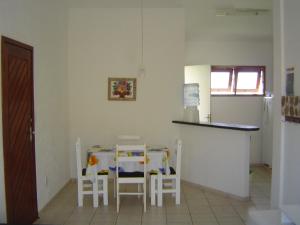 cocina con mesa y sillas en una habitación en Condomínio Villa Nova, en Porto Seguro