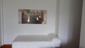 een witte bank in een witte kamer met een foto bij PR Blanco in Santiago de Compostela