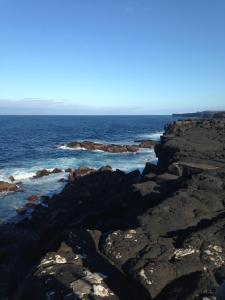 een uitzicht op de oceaan vanaf een rotsachtig strand bij Casa Da Lava in São Roque do Pico