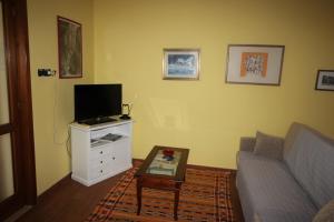 a living room with a couch and a tv at rita in Sassari