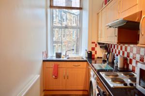 Una cocina o kitchenette en One Bedroom Flat With Box Room In Edinburgh