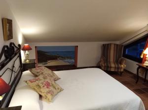 1 dormitorio con cama y ventana grande en Hotel Rural El Pagadín, en Ribadesella