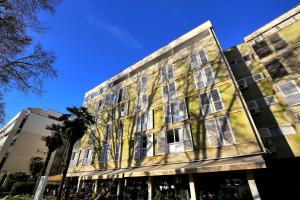 budynek z odbiciem drzew po jego stronie w obiekcie Apartment Noah w mieście Zadar