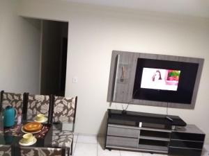 TV o dispositivi per l'intrattenimento presso Apartamento Guarapari, WI-FI, Vista do Mar, Praia do Morro,100 metros do Mar