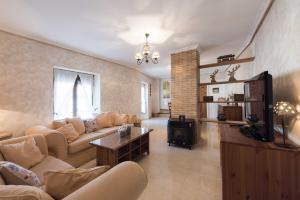 A seating area at La Casa de la Vieja - Rustic & Charming Appartments