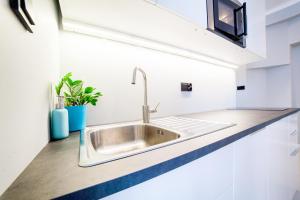 Kuchyňa alebo kuchynka v ubytovaní Apartments Madelaine Warsaw by Noclegi Renters + 37 fotografií