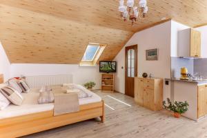 - une chambre avec un grand lit et un plafond en bois dans l'établissement Pension Danninger, à Piešťany