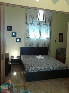 sypialnia z łóżkiem z zasłoną zebrową w obiekcie Gatos Apartment w mieście Skala Marion +15 zdjęć
