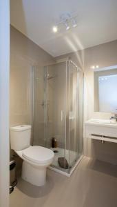 ein Bad mit einem WC, einer Dusche und einem Waschbecken in der Unterkunft Liiiving in Porto | Downtown Terrace Apartment in Porto