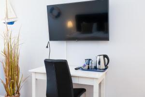 En tv och/eller ett underhållningssystem på Hotel Slottsgården