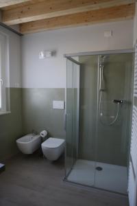 y baño con ducha, aseo y lavamanos. en Agriturismo Orlandi en Bussolengo