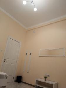 Habitación con puerta blanca y techo. en Hostel Ginger House, en Plovdiv