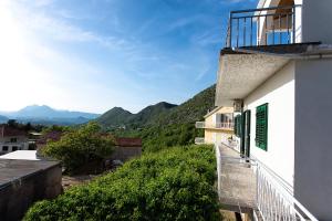 uma varanda de um edifício com montanhas ao fundo em Premium apartment Biokovo Nature Park em Brela