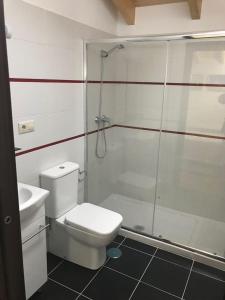 Un baño con ducha, inodoro y lavabo. en kilometro 15, en Amenal