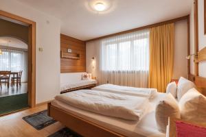 1 dormitorio con 1 cama grande y comedor en Landhaus Kreuz en Schruns