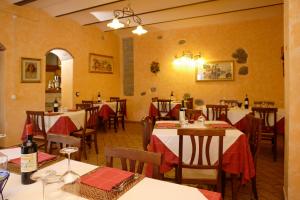 a restaurant with tables and chairs in a room at Osteria I'Casolare in San Giovanni Valdarno