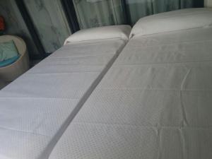 Łóżko lub łóżka w pokoju w obiekcie Apartment Carmentxu Gemelos 26