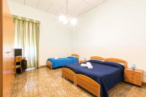 Postel nebo postele na pokoji v ubytování Sisters Hotel