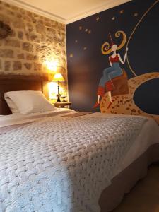 um quarto com uma cama com um quadro na parede em Chateau Le Colombier em Brévands