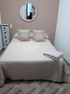 マナコルにあるCa na Lorda - Adults Onlyのベッドルーム1室(大型ベッド1台、壁に鏡付)