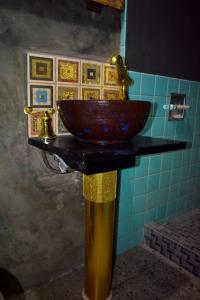 ein Badezimmer mit einem Spülbecken auf der Theke in der Unterkunft Hostal Sole in Santa Ana