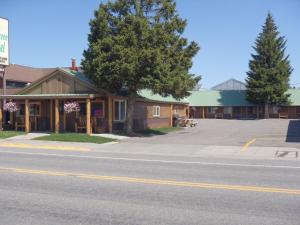 um edifício ao lado de uma rua em The Evergreen em West Yellowstone