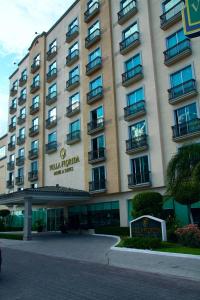 Hotel Villa Florida Puebla في بوبلا: فندق عليه لافته على الواجهه