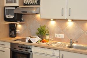 un bancone della cucina con lavandino e piatto di cibo di Urlaub am Haberlehof a Gurk