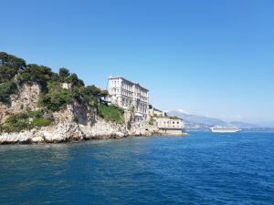 蒙地卡羅的住宿－Plein coeur de Monaco, à 300 mètres à pied du port de Monaco, 4 pièces dans des escaliers vue mer，相簿中的一張相片