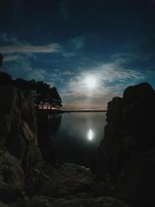een maanlicht uitzicht op een meer in de nacht bij Mam in Vir