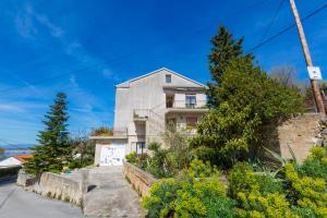 Το κτήριο όπου στεγάζεται  το διαμέρισμα