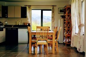 希爾內亞的住宿－MonteCrai，厨房配有桌椅和窗户。