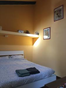 Un pat sau paturi într-o cameră la Mansarda San Maurizio