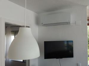 ein Wohnzimmer mit einem Flachbild-TV und einer Lampe in der Unterkunft Seaviews apartment in Gran Alacant in Santa Pola