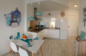 Küche/Küchenzeile in der Unterkunft Benal-beach Marina Deluxe